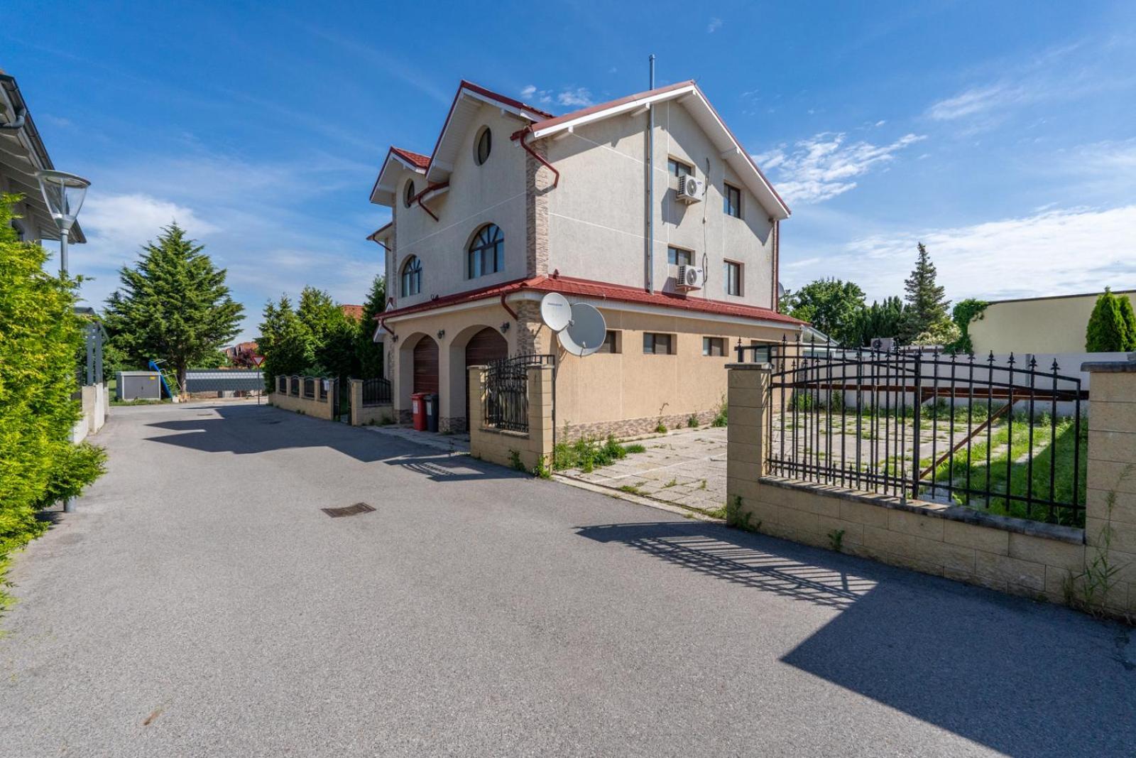 Farawayhomes Aparthotel Near Vienna Airport - Anytime Self Check-In Bruck an der Leitha Exterior foto
